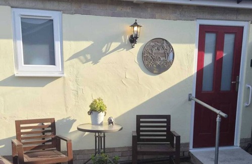 Woking Apartment | Studio Sleeps 2 with Free Parking and Garden