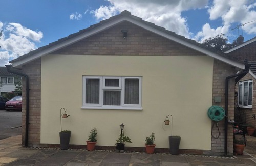 Woking Apartment | Studio Sleeps 2 with Free Parking and Garden