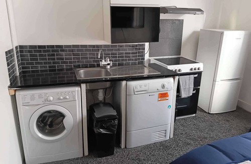 Oldbury Apartment | Studio Sleeps 2 with Parking