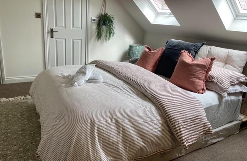 Severn Stoke Apartment | Studio Sleeps 2 with Parking and Garden