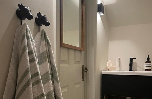 Severn Stoke Apartment | Studio Sleeps 2 with Parking and Garden