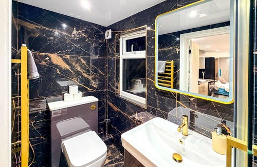 London Borough of Ealing Apartment | Studio - Sleeps 3 - Aircon - Parking - Pets