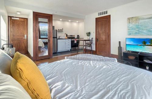 Downtown Des Moines Apartment | Studio Sleeps 4 - Next to 3 Breweries!
