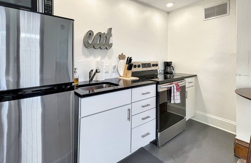 Downtown Des Moines Apartment | Studio Sleeps 4 - Next to 3 Breweries!