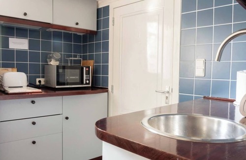 Burgwallen Nieuwe Zijde Apartment | Studio/ Souterrain apartment located at Canal!