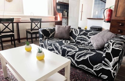 Burgwallen Nieuwe Zijde Apartment | Studio/ Souterrain apartment located at Canal!