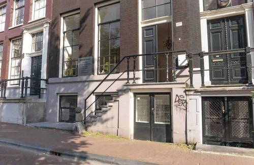 Burgwallen Nieuwe Zijde Apartment | Studio/ Souterrain apartment located at Canal!