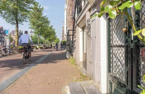 Burgwallen Nieuwe Zijde Apartment | Studio/ Souterrain apartment located at Canal!