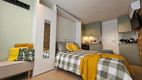 Purmerend Apartment | Studio Spring by April - 20 min from Amsterdam Centre - FREE parking