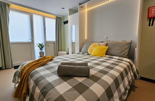 Purmerend Apartment | Studio Spring by April - 20 min from Amsterdam Centre - FREE parking