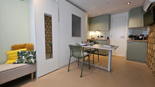 Purmerend Apartment | Studio Spring by April - 20 min from Amsterdam Centre - FREE parking