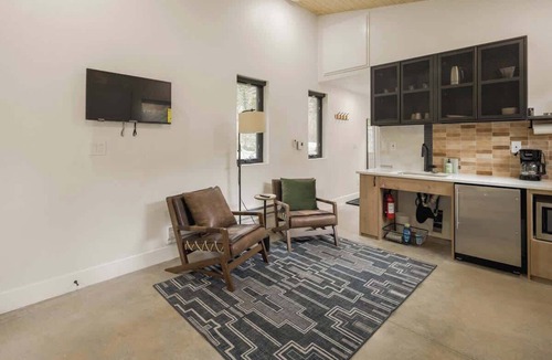 Grant Cabin | Studio Stay, Your Basecamp in Grant, Soak & Sweat