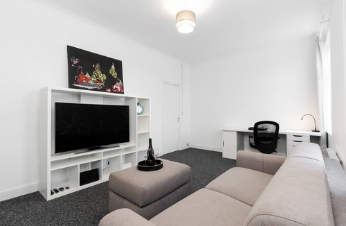 Whitchurch Apartment | Studio-style room with double sofa bed