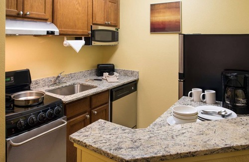 Novi Apartment | Studio Suite - Queen w/Kitchen & Living Space Near Top Detroit Dining Spots