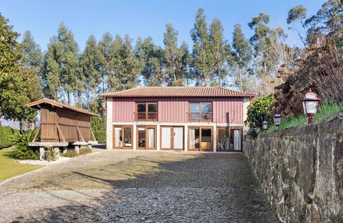 Amares Apartment | Studio 'Suite - Quinta Da Ataíde' with Mountain View, Shared Pool and Wi-Fi