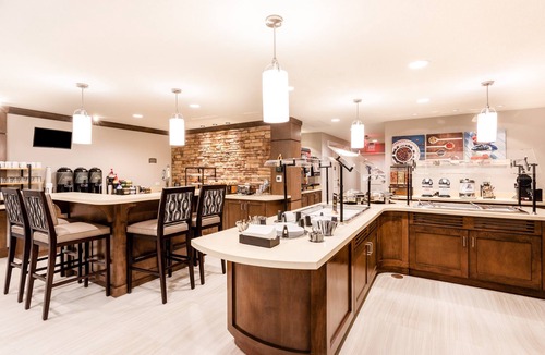 Hollywood Apartment | Studio Suite w/Pool + Free Breakfast | Near FLL!