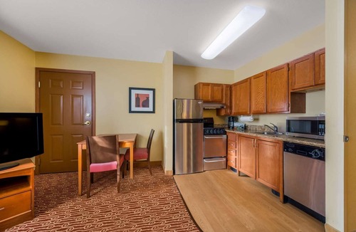 Novi Apartment | Studio Suite with Full Kitchen Near Meadowbrook Lake – 2.1 Mi