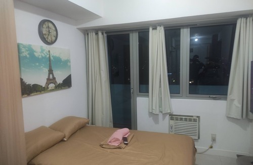 Matandang Balara Condo | Studio type, with balcony mountainy view with fast internet up 200mbps.