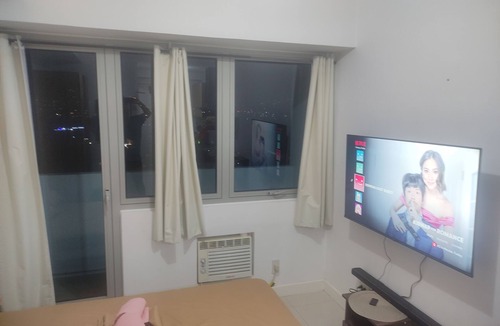 Matandang Balara Condo | Studio type, with balcony mountainy view with fast internet up 200mbps.