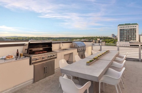 West End Condo | Studio unit/Austin - Full Kitchen, W/D, Rooftop Pool, & More!