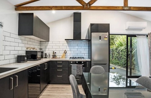 Christchurch House | Studio Unit with Spa Bath