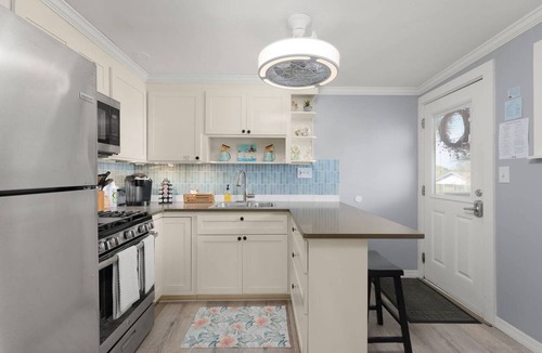 Jacksonville Beach Apartment | Studio Upstairs Beach Gem w/Kitchen - 4 Blocks to Ocean