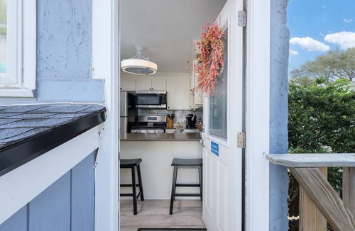 Jacksonville Beach Apartment | Studio Upstairs Beach Gem w/Kitchen - 4 Blocks to Ocean