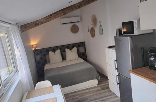 11th Arrondissement Apartment | Studio-Valentine climatisée avec piscine chauffée & Spa 2 places