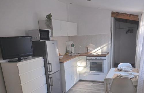 11th Arrondissement Apartment | Studio-Valentine climatisée avec piscine chauffée & Spa 2 places