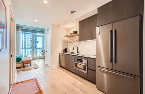 Rainey Street Historic District Apartment | Studio + Views +Rooftop pool |Rainey St