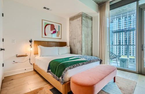 Rainey Street Historic District Apartment | Studio + Views +Rooftop pool |Rainey St