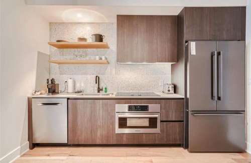 Rainey Street Historic District Apartment | Studio + Views +Rooftop pool |Rainey St
