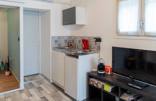 Loriol-du-Comtat Apartment | Studio "Villa Loriol du Comtat" with Shared Pool and Private Terrace