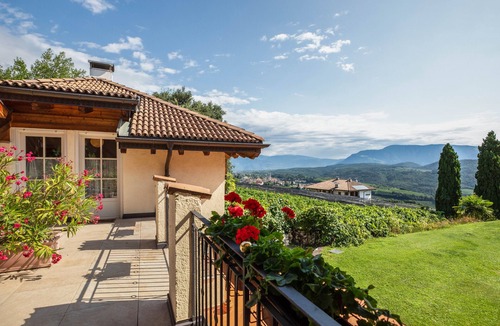 Caldaro Sulla Strada del Vino Apartment | Studio 'Vitis' with Mountain View, Private Terrace and Wi-Fi