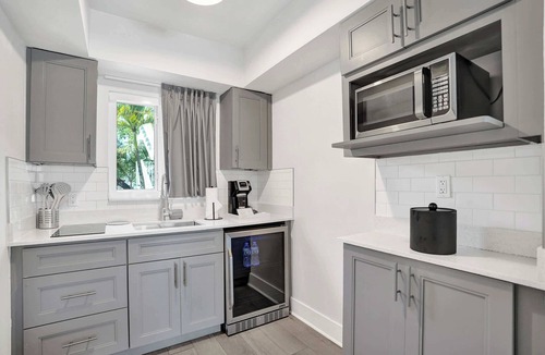 Galt Mile Apartment | Studio w/2 Doubles & Kitchenette | The Botanica