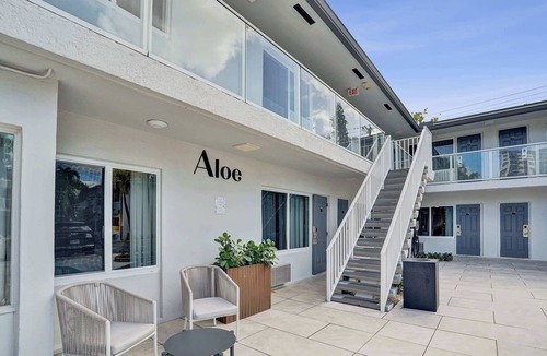 Galt Mile Apartment | Studio w/2 Doubles & Kitchenette | The Botanica