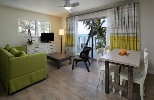 Islamorada Villa | Studio w/2 Queen Beds, Kitchenette, Pool, Free Parking & Pet Friendly