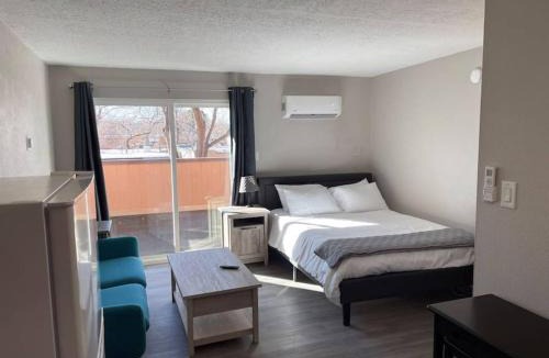 University Heights Apartment | Studio w Balcony - Near Nob Hill and Hospitals