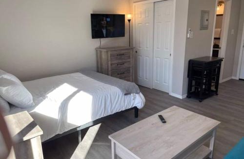 University Heights Apartment | Studio w Balcony - Near Nob Hill and Hospitals