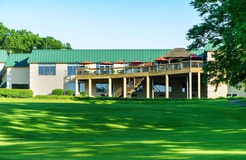 Cheat Lake Apartment | Studio w Pool, BBQ Area & Spa at Lakeview Golf Hotel