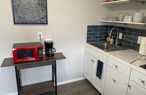 University Heights Apartment | Studio wbalcony-Nob Hill, UNMH, Pres Hosp