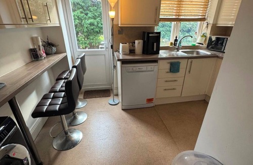 West Hampstead Apartment | Studio West Hampstead London NW6 1PL for 2- nr tube station, shops, wifi
