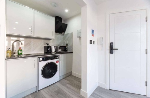Epsom Condo | Studio with Access to Central London - EV charger