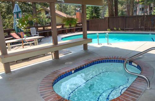Mammoth Lakes House | Studio with Amenities Walk to Village