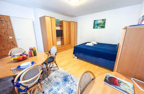 Neubau Apartment | Studio with balcony, In center, AC