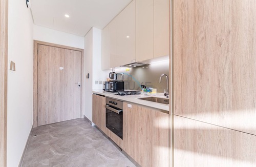 Downtown Dubai Apartment | Studio with Dubai Canal View, Walking Distance to Metro Station