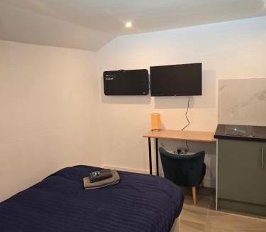 Aldermaston Wharf Apartment | Studio with ensuite bedroom and kitchen