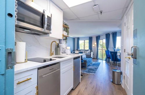 Florida Center Apartment | Studio with Huge Private Terrace Volcano Bay view parking free 5min to Universal
