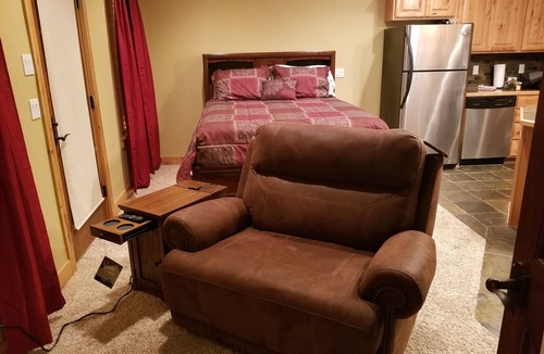 Kellogg Apartment | Studio, with jetted tub and walking distance to ski resort!