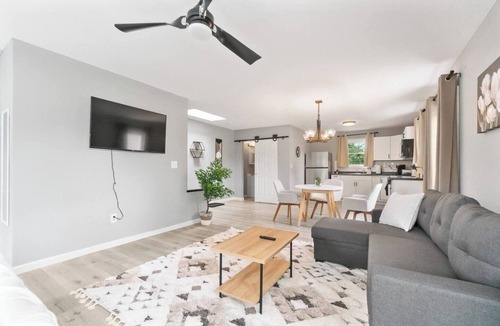 Fort Wayne Apartment | Studio with King Bed | Downtown Fort Wayne, Parking